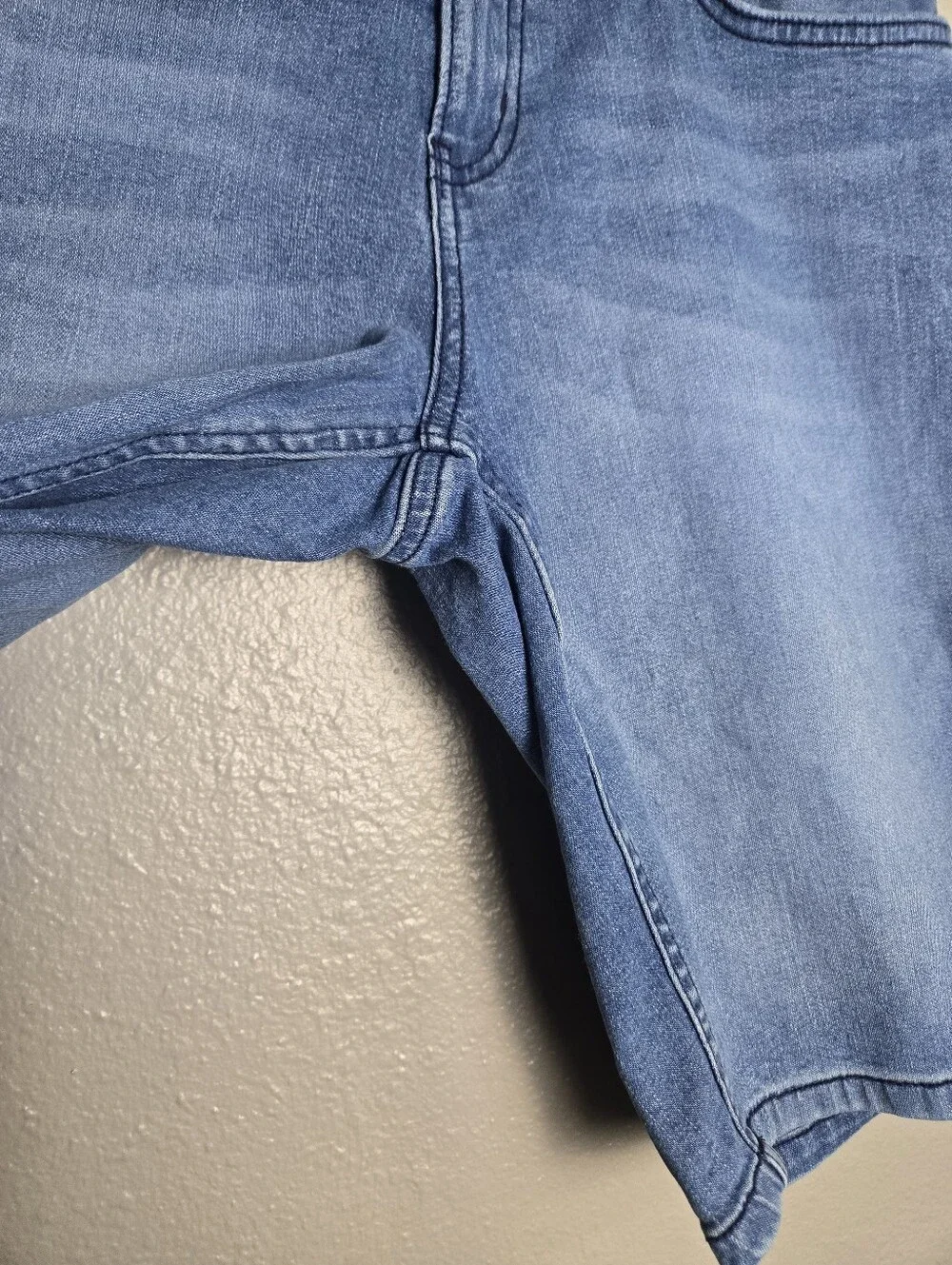 Calvin Klein City Short Size 10 Medium Wash